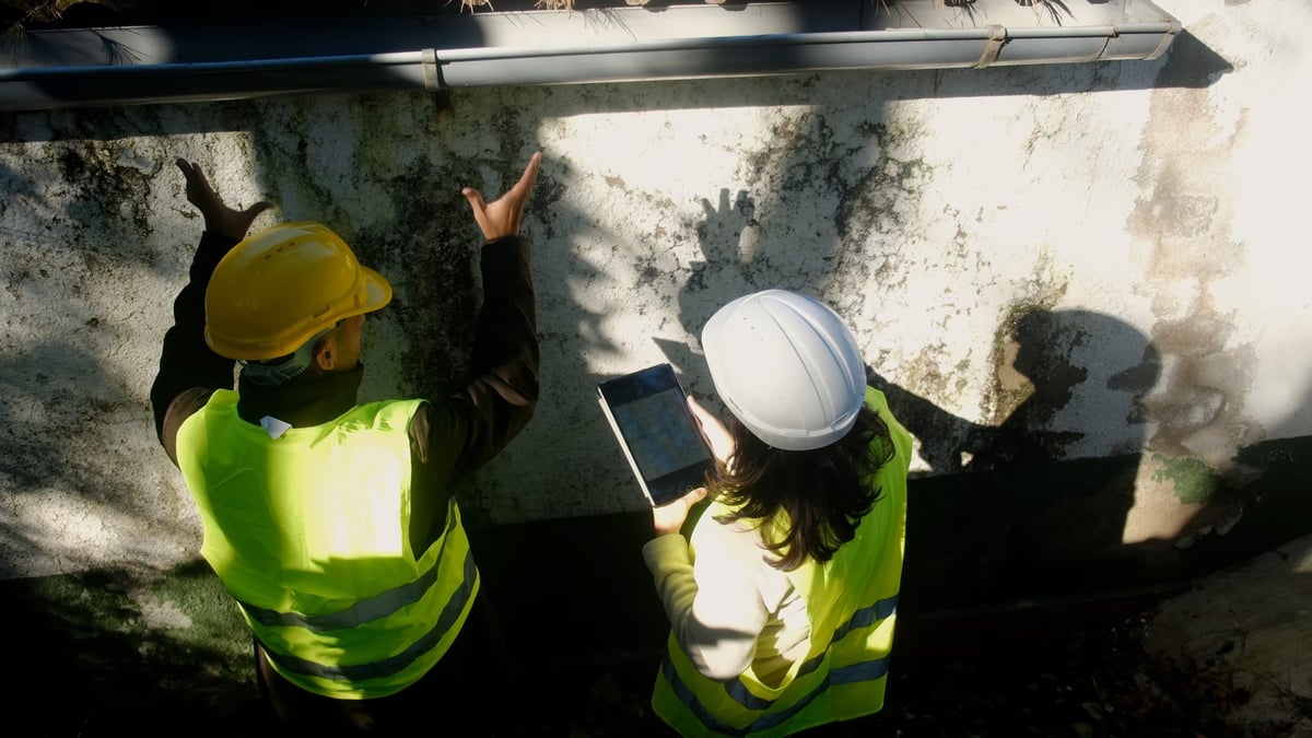 Profesionales de TRES33 revisando y documentando el estado de una obra en sitio